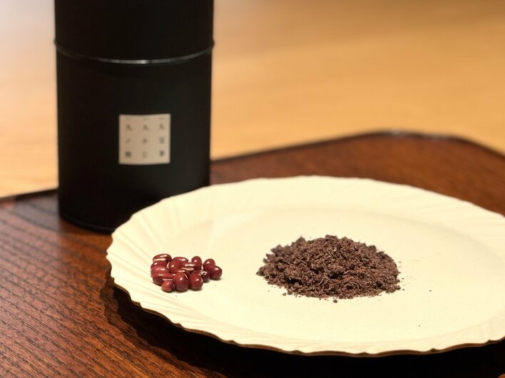 茶寮「九九九」がオープン１周年を記念し、期間限定の味わいの「利休望」と「九九九ノ小豆焙じ茶」・「九九九ノ水出し煎茶」を販売開始。