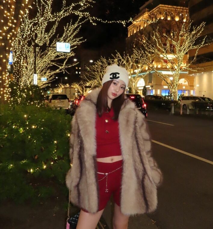 中町綾 ヘソ出し美脚コーデ披露！真っ赤なニット×モフモフコートに「街