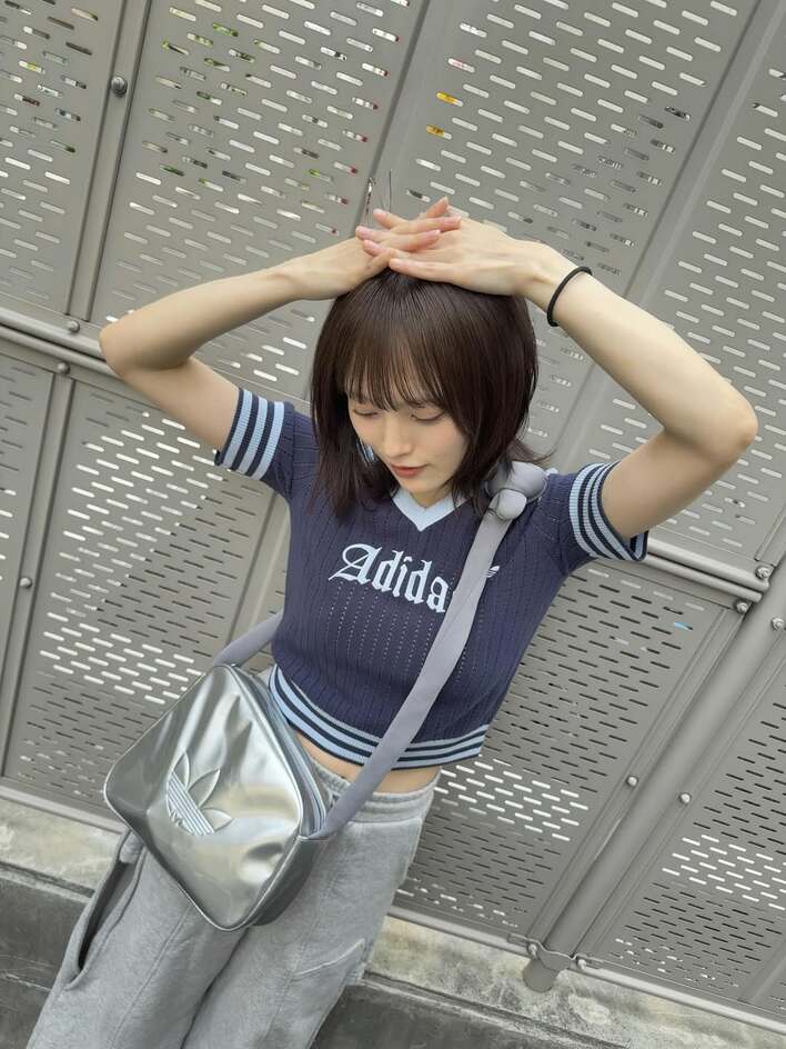 山本彩 おへそチラ見せ×メガネの爽やかカジュアルコーデを披露