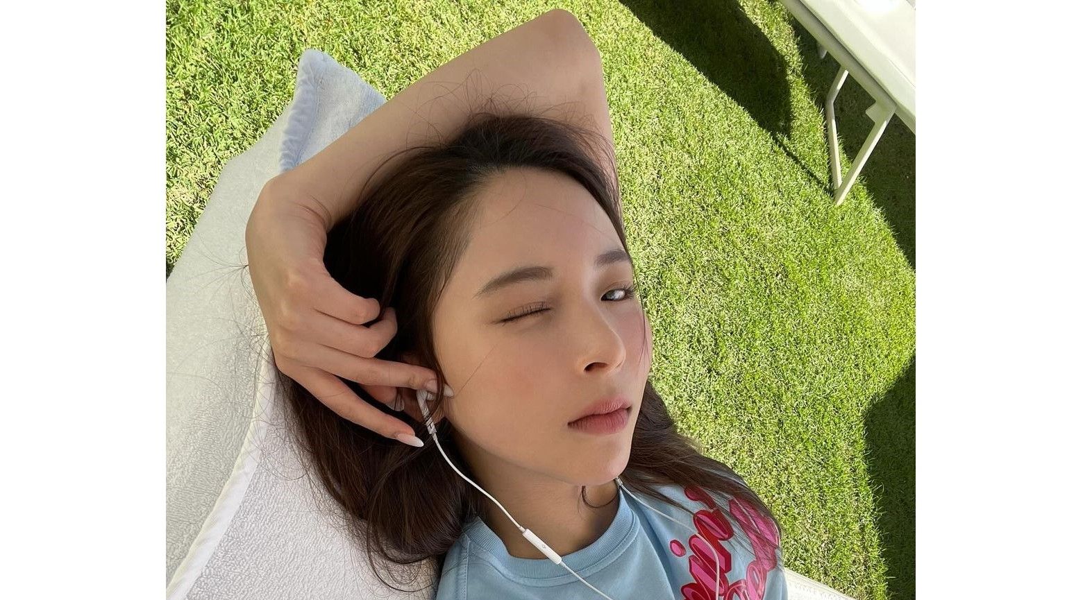 Z世代のカリスマ・ミチ ハワイで水着ショット公開！海でのスタイル抜群