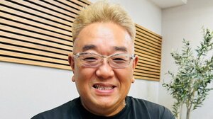 休養中のサンド伊達みきお 満面の笑みの近影に反響！お見送り芸人しんいちらが誕生日祝いに駆けつけケーキ手にした姿に「元気そうでよかったー！」