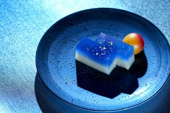 梅酒カクテル専門店「The CHOYA（ザ チョーヤ）銀座BAR」星舞う夜空をイメージした羊羹と満月を表現した完熟梅の甘露煮を一皿に、初の和菓子「梅桃乃羊羹 星空と月あかり」を10月6日新発売！