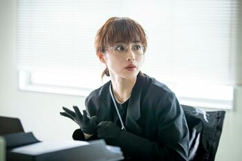 弥生（石原さとみ）は誹謗中傷とデマをまき散らす連中から大金を盗む！一方、無所属議員の現実を知る雅（河合優実）＜『ポリティカルパン』第3話完全版＞