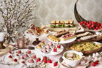 【ザ・リッツ・カールトン大阪】ホテルでラグジュアリーに楽しむ春のストロベリーシーズン 苺と桜が織りなす華やぎに満ちたアフタヌーンティーとアフタヌーンブッフェを開催