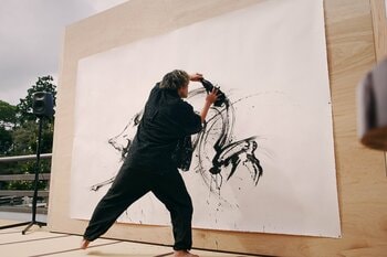 豊川稲荷 本殿前！墨絵と共に新年を迎える！　奉納縁起「午」開催！墨絵師 西元祐貴氏 干支「午」をライブペインティング披露