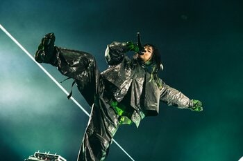 「キャパ足りねぇよ！」2026年春メジャーデビューChevon トリのステージで大暴れ！『FLASH BACK!!!!!!!!』『ダンス・デカダンス』など全10曲でぶち上げる【COUNTDOWN JAPAN 25/26】