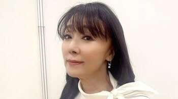 「旦那様ダンディですね」浅野ゆう子 夫との顔出しラブラブ2ショットを披露！体を寄せ合い笑顔を浮かべる姿に反響「幸せがあふれていますね」