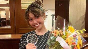 peco　上品なワンピース姿でベストマザー賞の受賞を報告　ファンからは「ピッタリすぎる賞で感動！」の声続々