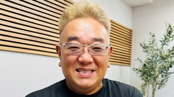 休養中のサンド伊達みきお 満面の笑みの近影に反響！お見送り芸人しんいちらが誕生日祝いに駆けつけケーキ手にした姿に「元気そうでよかったー！」