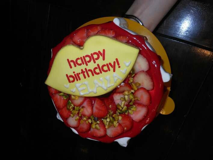 【画像6枚】「ゴージャスすぎる」池田エライザ 29歳祝う“映えケーキ”を見る