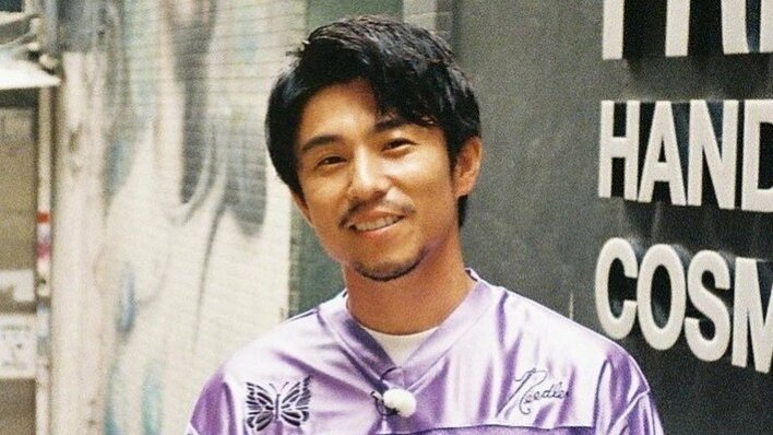 「お顔とのギャップ」中尾明慶 鍛え上げられたムキムキボディーを披露！「肉」の字が浮かび上がった見事な背中に「背筋すごっっ！」「アスリートですか」