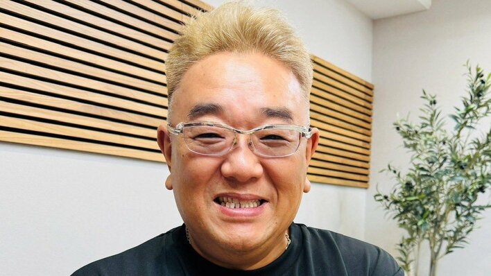 休養中のサンド伊達みきお 満面の笑みの近影に反響！お見送り芸人しんいちらが誕生日祝いに駆けつけケーキ手にした姿に「元気そうでよかったー！」