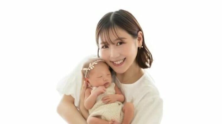 【画像9枚】「推し活決定♡」と反響！西野未姫 1歳長女が生後1ヵ月長男にシールをペタペタする“かわいすぎる”様子を見る