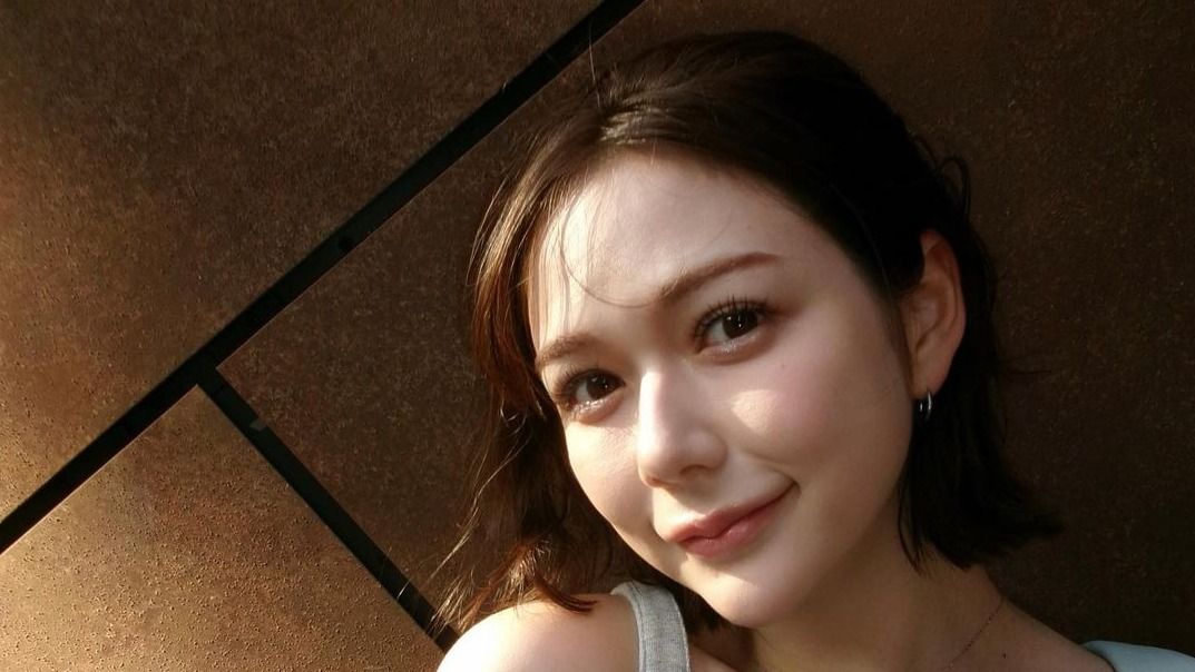 背中も美しい”村重杏奈 脇チラ見せ＆背中が大きくあいた肌見せ