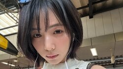 NiziU・MAYA “変装なし”駅のホームでの自撮りショット公開！ノースリーブ姿の完全オフなプライベートに「世界線なに？」「ええ、電車乗るの」