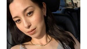 「写真集みたい」中条あやみ パリでの洗練されたオフショット公開！街中でのブラウンコーデ＆キャミトップスのデコルテ際立つカットに「絵になるわぁ」