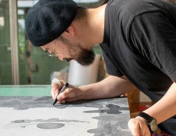 「TAKEO KIKUCHI」のデザイナーを辞め、アーティストに転身。yuta okudaが制作する“裸の自分”