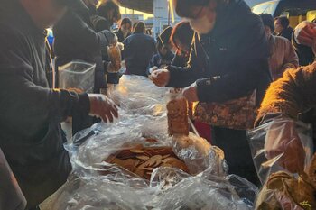 碧南市で朝7時に行列　えびせん家族主催「えびせん朝市」3月1日に1周年