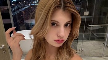 マギー ドバイの夜景をバックに大胆胸元見せ＆美脚のミニ丈黒ワンピ姿を披露！「魔法でも使うんか」「素敵です」と絶賛の声