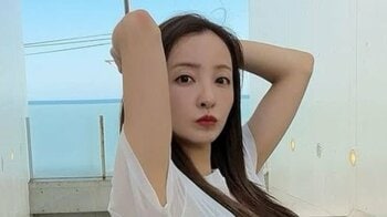 板野友美 ほっそりとした“美ウエストちら見せ”コーデ披露！ラブブたずさえウインク&髪かき上げ姿に「全部素敵です」