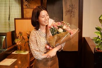 『恐怖新聞』クランクアップ！初座長の白石聖「佐藤さんの気遣い」と「チャーミングな黒木さん」に感謝