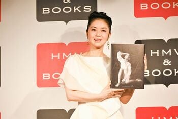 藤あや子「まさかポロリするの？」夫も心配の“黒ビキニ”写真集に120点