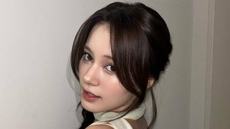 NiziU・NINA デコルテ際立つ“妖精姿”を披露！カメラにウインクや隅っこでしゃがむキュートポーズなどに「ハートを持って行かれた」