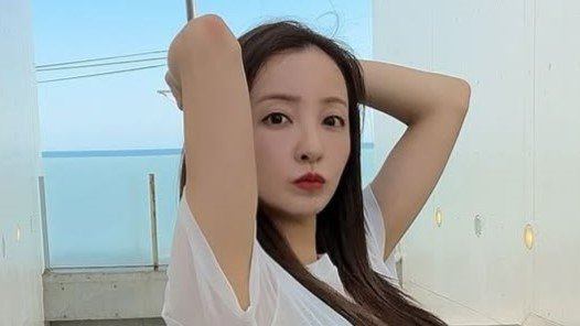 板野友美 ほっそりとした“美ウエストちら見せ”コーデ披露！ラブブたずさえウインク&髪かき上げ姿に「全部素敵です」