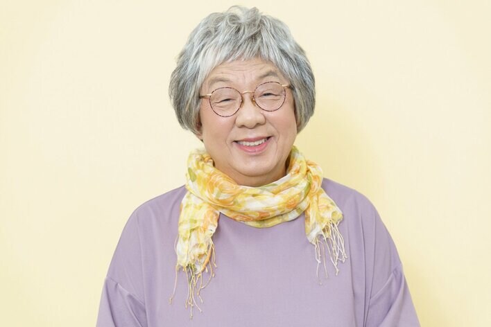 【写真】おばあちゃんに扮し“喜怒哀楽”を表現する梅沢富美男の撮りおろしカットを見る