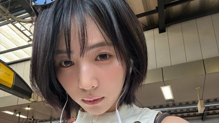 NiziU・MAYA “変装なし”駅のホームでの自撮りショット公開！ノースリーブ姿の完全オフなプライベートに「世界線なに？」「ええ、電車乗るの」