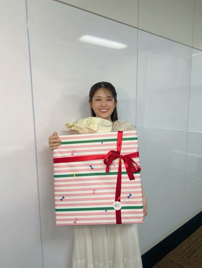 【画像7枚】松村沙友理 “13歳”の誕生日を報告!愛犬がのったケーキや“巨大プレゼント”を見る