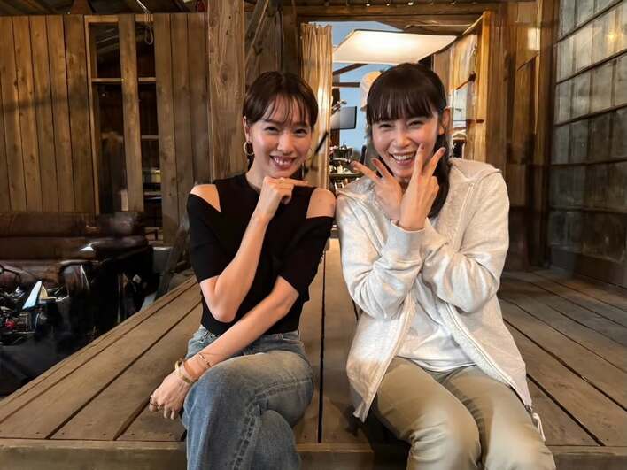 戸田恵梨香 共演中“パイセン”とのギャルなショット公開！舌