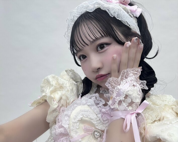 どんな寝方」FRUITS ZIPPER松本かれん 独特な寝姿に反響！ MV撮影中の