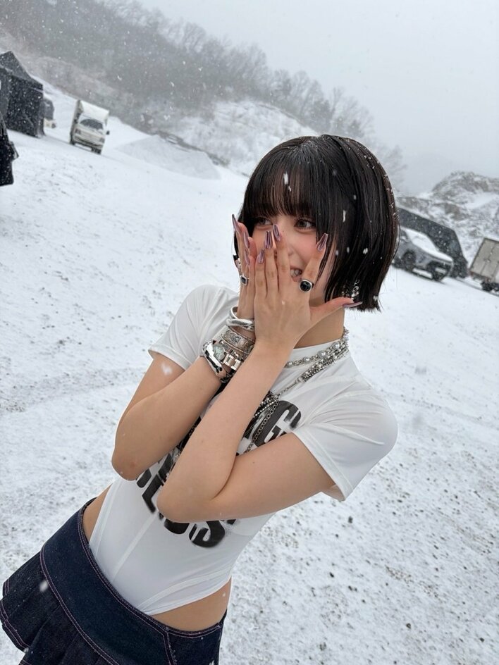 こんな格好で！？」NiziU・RIMA ドデカまっピンクの車にボディスーツ姿