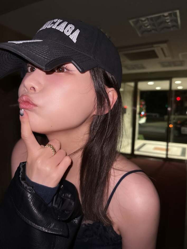 重盛さと美 黒レースキャミで“レベチ”な肩出しコーデ公開！スラッと