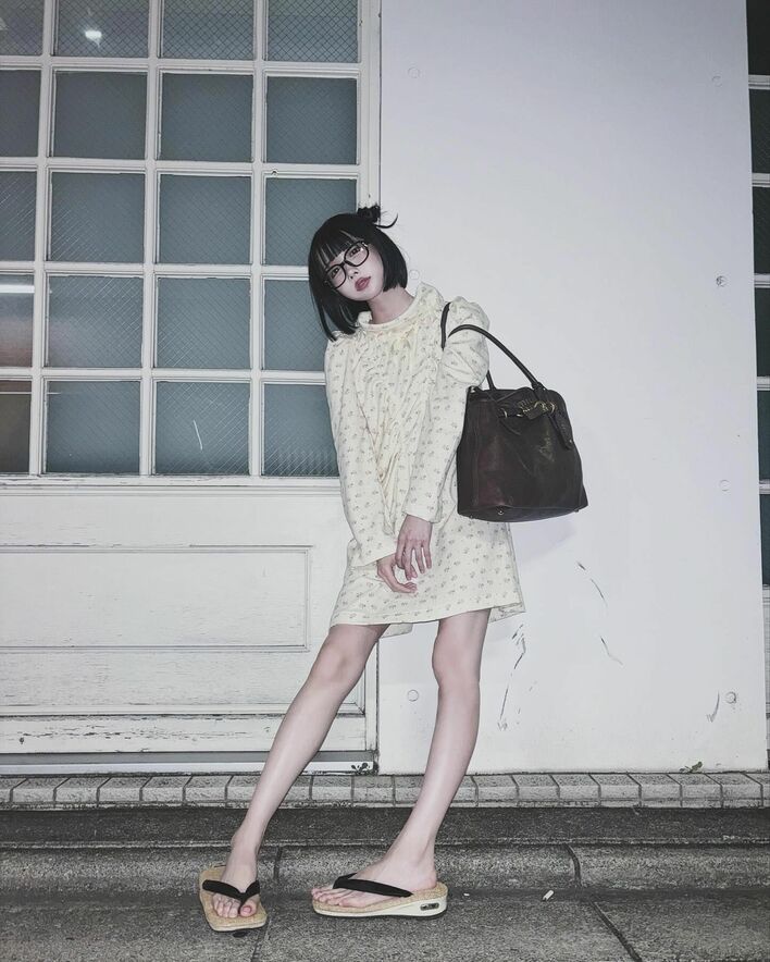 足なっが！」あのちゃん 美脚あらわなミニ丈ワンピース×雪駄
