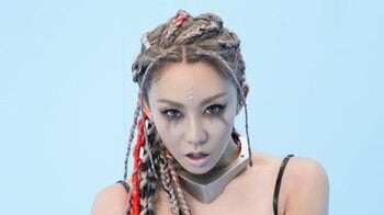 「色気の底なし沼だ」倖田來未 大胆肌見せの“きわどい”衣装姿を披露！抜群のスタイル際立つ色気たっぷりな妖艶なショットに反響「さすが元祖エロカッコいい」