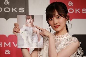 山下美月 お気に入りの一枚は「ファンの方が嫉妬しないように、銅像と」