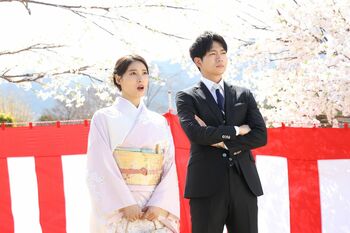 佐都（土屋太鳳）と健太（松下洸平）波乱の結婚生活が幕開け！『やんごとなき一族』第1話予告