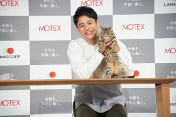 妻夫木聡 仲良く撮影した”カッちゃん”と久々の再会も、抱っこを嫌がり猫パンチ！？