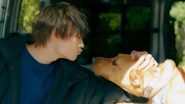 先行カット公開】M!LK佐野勇斗 わんことキス寸前！？6年ぶりの写真集で