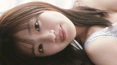 自身初ランジェリーカット公開！寝転ぶ“みーぱん”大人っぽさと