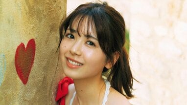 肩リボンワンピ姿でおちゃめにジャンプ！乃木坂46・筒井あやめ