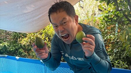 ダイアン津田 自宅庭に設置した広々プールで“大はしゃぎ”！静止画なのに「うるさい」！？家庭菜園のレモン持った躍動感あふれる笑顔に「良いパパ」