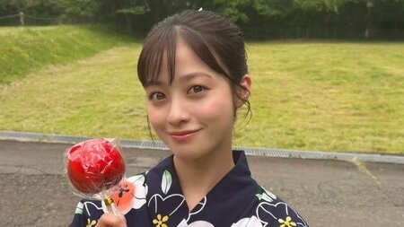 橋本環奈 ファン爆笑の“衝撃”エビ反り姿を披露！初シンガポールで普段とのギャップがすごい躍動感あふれるショットに「お腹痛いwww」