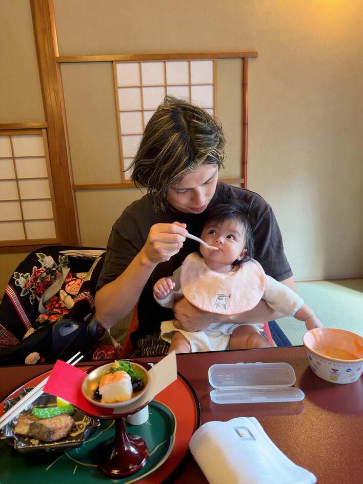 【画像】「お豆腐が食べれるようになった」川崎希 生後7ヵ月次女が豪華料亭で必死にモグモグする様子を見る