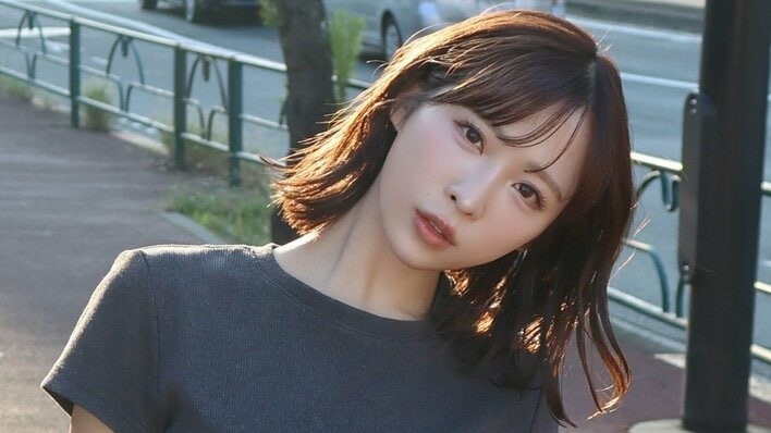 「柔軟すご」AKB48小栗有以 サンダルでY字バランスを披露！おなかチラ見せコーデで堂々と決める姿に「体操やってた？」と驚きの声