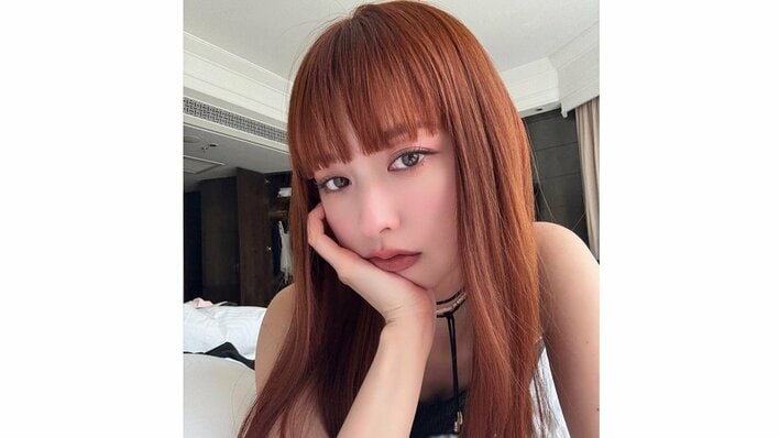 鈴木えみ “天才級”のアンドロイドメイク姿に!「リアルすぎてAIかと」顔半分が剥がれたまま動きも再現「クリエイティブの塊」「完成度すご」