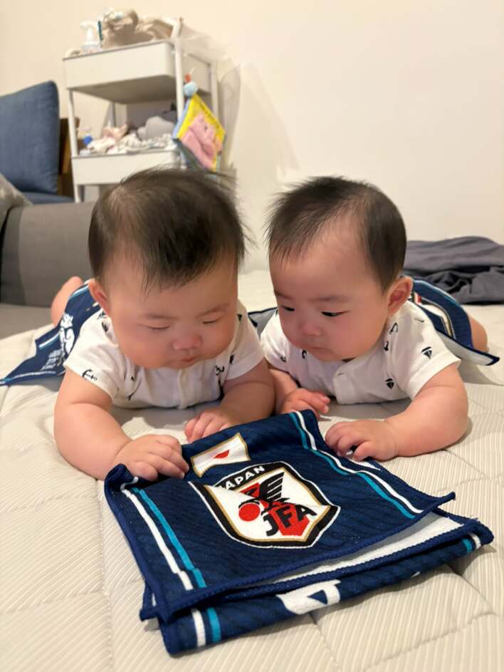 生後9ヵ月双子姉が妹を“強制連行”！驚異の脚力でずんずん突き進む姿に