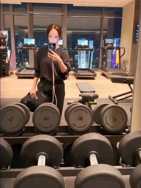 浜崎あゆみ 模様替え中自宅の高級感あるソファ披露！ファー素材の上で